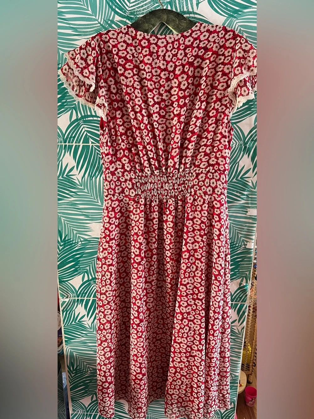 Exquise V-Neck Flutter Sleeve Midi Dress w/ red & white floral print Lace Trim M
